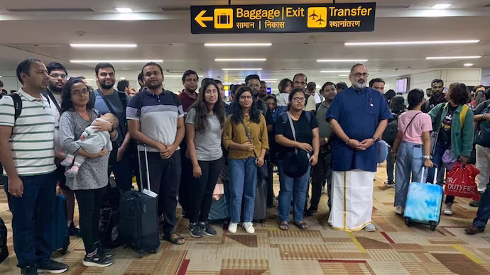 Indians Returned : హమ్మయ్య వచ్చేసారు ... Indians Returned : హమ్మయ్య వచ్చేసారు ...