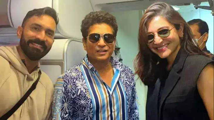 IND vs PAK Match : సచిన్, దినేష్ కార్తీక్తో కలిసి ఫోజులిచ్చిన అనుష్క శర్మ IND vs PAK Match : సచిన్, దినేష్ కార్తీక్తో కలిసి ఫోజులిచ్చిన అనుష్క శర్మ