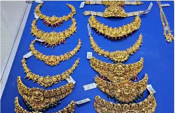 TELANGANA: 17 కిలోల బంగారం, 2 కోట్లు స్వాధీనం