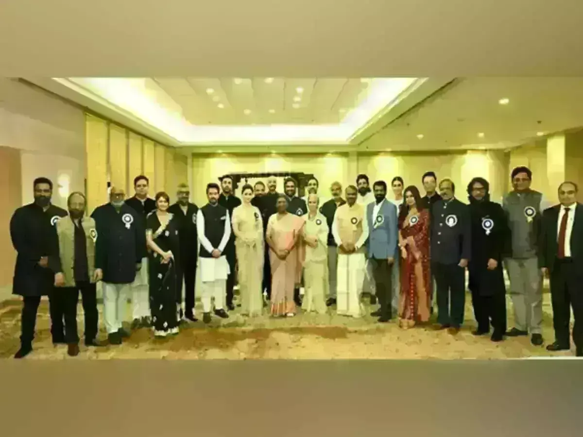 National Film Awards : రాష్ట్రపతి ద్రౌపది ముర్ముతో తారల ఫోజులు