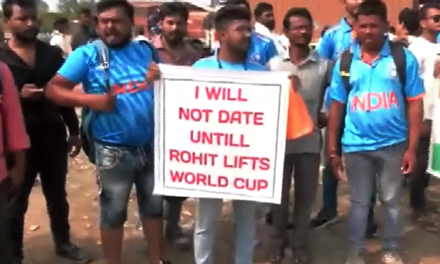 క్రికెట్ ప్రియుడి ఆసక్తికర ప్లకార్డ్.. అప్పటి వరకు డేటింగ్ చేయనంటూ.. క్రికెట్ ప్రియుడి ఆసక్తికర ప్లకార్డ్.. అప్పటి వరకు డేటింగ్ చేయనంటూ..