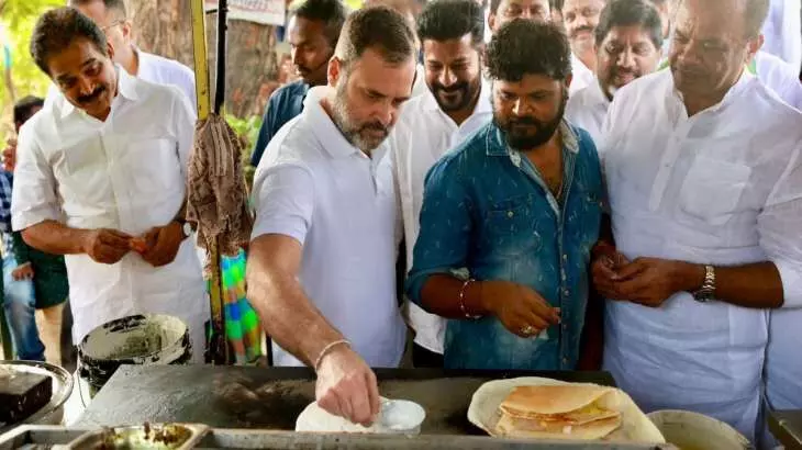 Assembly Elections : టిఫిన్ సెంటర్లో దోసె వేసిన రాహుల్ Assembly Elections : టిఫిన్ సెంటర్లో దోసె వేసిన రాహుల్