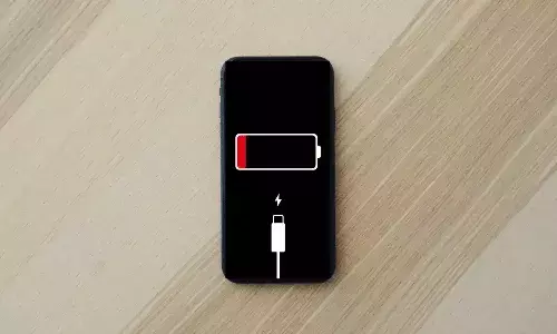 మీ ఫోన్ బ్యాటరీ త్వరగా అయిపోతుందా.. ఈ చిట్కా పాటిస్తే.. మీ ఫోన్ బ్యాటరీ త్వరగా అయిపోతుందా.. ఈ చిట్కా పాటిస్తే..