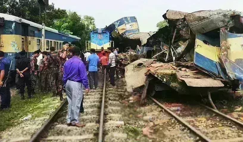Bangladesh: రెండు రైళ్లు ఢీ.. 15 మంది మృతి