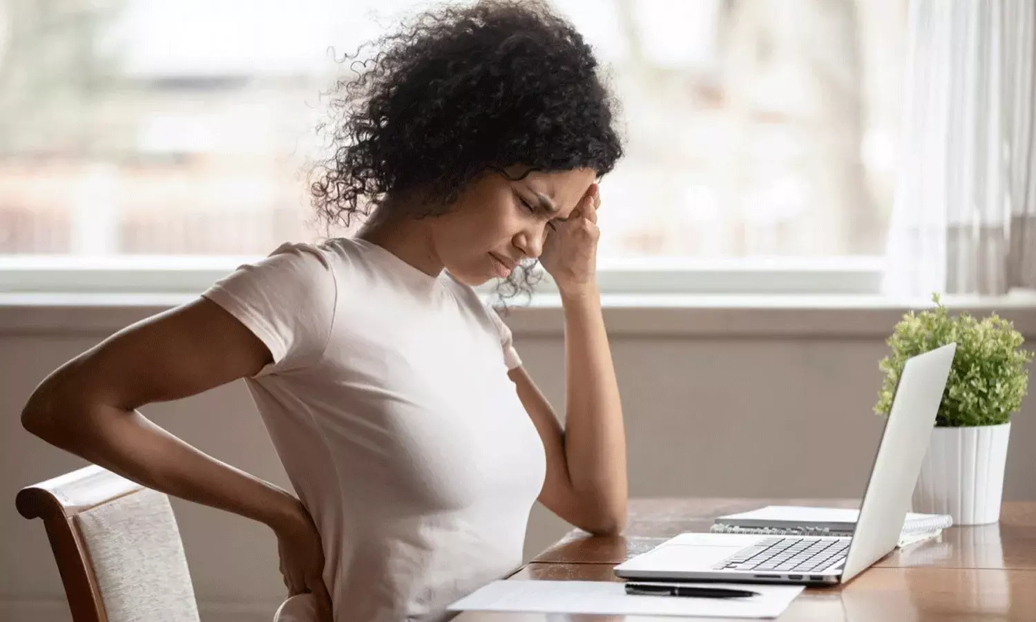 20 ఏళ్లకే వేధిస్తున్న వెన్నునొప్పి.. నివారణ మార్గాలు 20 ఏళ్లకే వేధిస్తున్న వెన్నునొప్పి.. నివారణ మార్గాలు