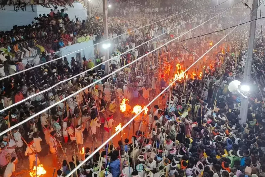 Devaragattu: దేవరగట్టులో కర్రల సమరం... Devaragattu: దేవరగట్టులో కర్రల సమరం...