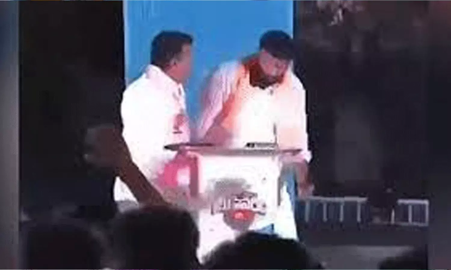 భద్రం బీ కేర్ ఫుల్ బ్రదరూ.. లైవ్ లో కొట్టుకుంటున్న నాయకులు.. భద్రం బీ కేర్ ఫుల్ బ్రదరూ.. లైవ్ లో కొట్టుకుంటున్న నాయకులు..