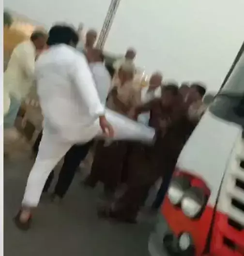 ATTACK: హారన్‌ కొట్టాడని ఆర్టీసీ డ్రైవర్‌పై మూక దాడి