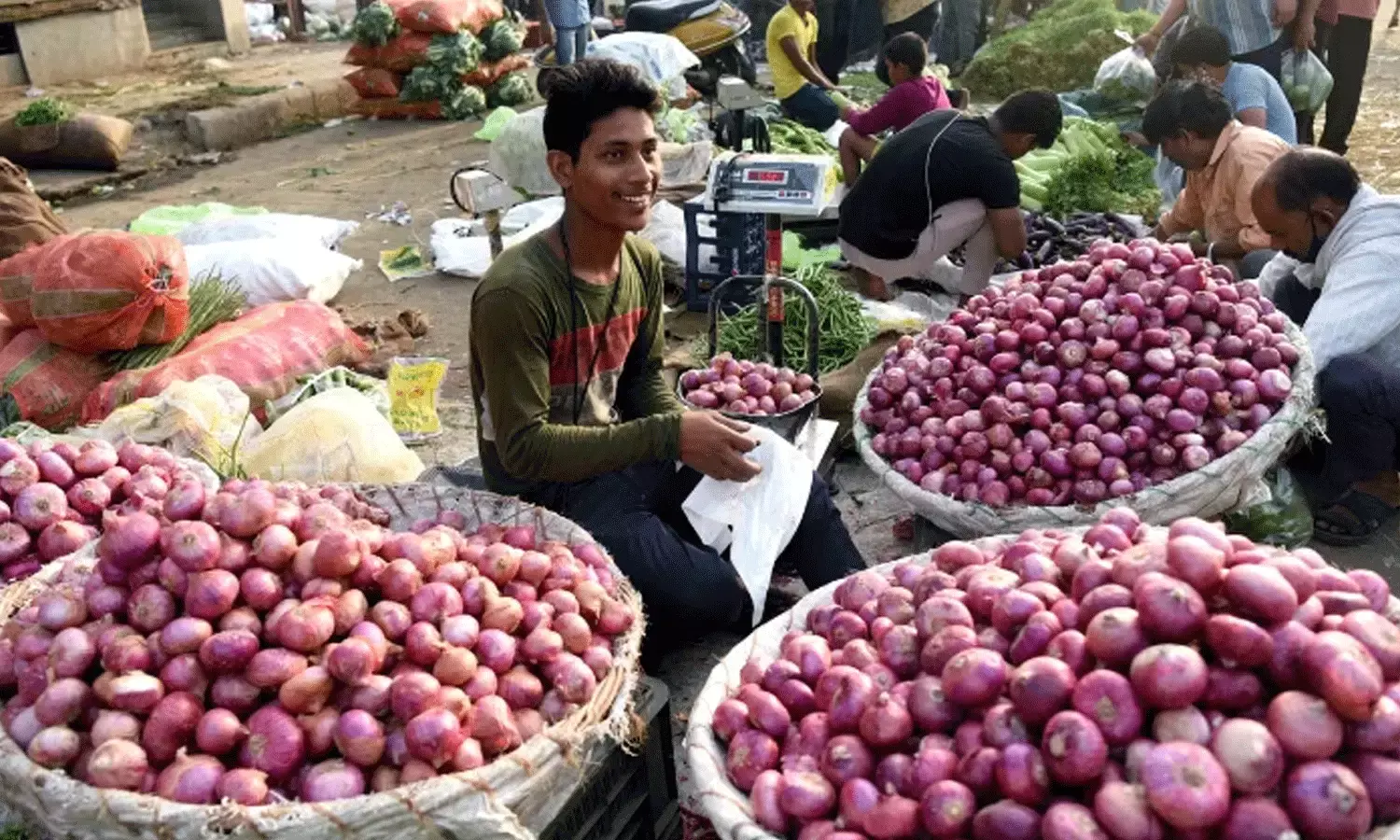 దిగుబడి తగ్గి ధర పెరిగి.. కేజీ రూ. 70కి చేరుకున్న ఉల్లి..