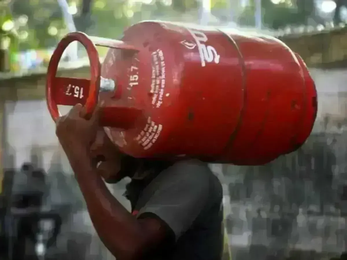 Commercial LPG Cylinder : పెరిగిన వాణిజ్య ఎల్పీజీ సిలిండర్ ధరలు Commercial LPG Cylinder : పెరిగిన వాణిజ్య ఎల్పీజీ సిలిండర్ ధరలు