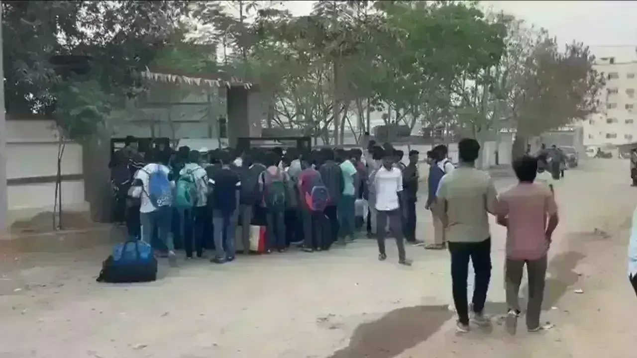 Inter-Student Suicide : కాలేజీ వేధింపులు భరించలేక ఆత్మహత్య Inter-Student Suicide : కాలేజీ వేధింపులు భరించలేక ఆత్మహత్య