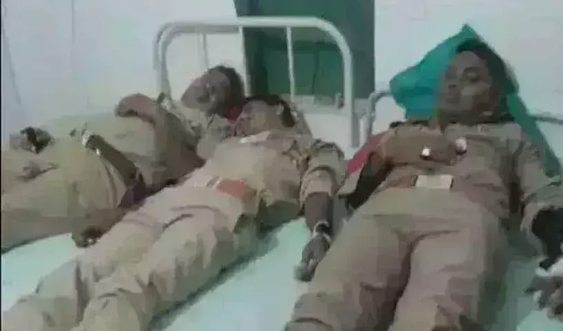 Men Shoot Policemen: పోలీస్‌ను కొట్టి అరెస్టైన వ్యక్తులు..