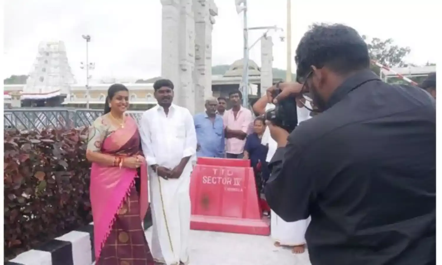 ROJA: తిరుమలలో అన్యమత గుర్తులతో రోజా వ్యక్తిగత ఫొటోగ్రాఫర్ ROJA: తిరుమలలో అన్యమత గుర్తులతో రోజా వ్యక్తిగత ఫొటోగ్రాఫర్
