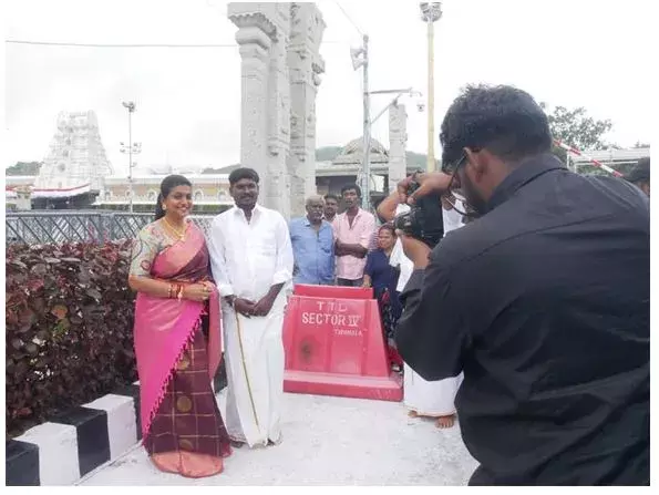 ROJA: తిరుమలలో అన్యమత గుర్తులతో రోజా వ్యక్తిగత ఫొటోగ్రాఫర్‌