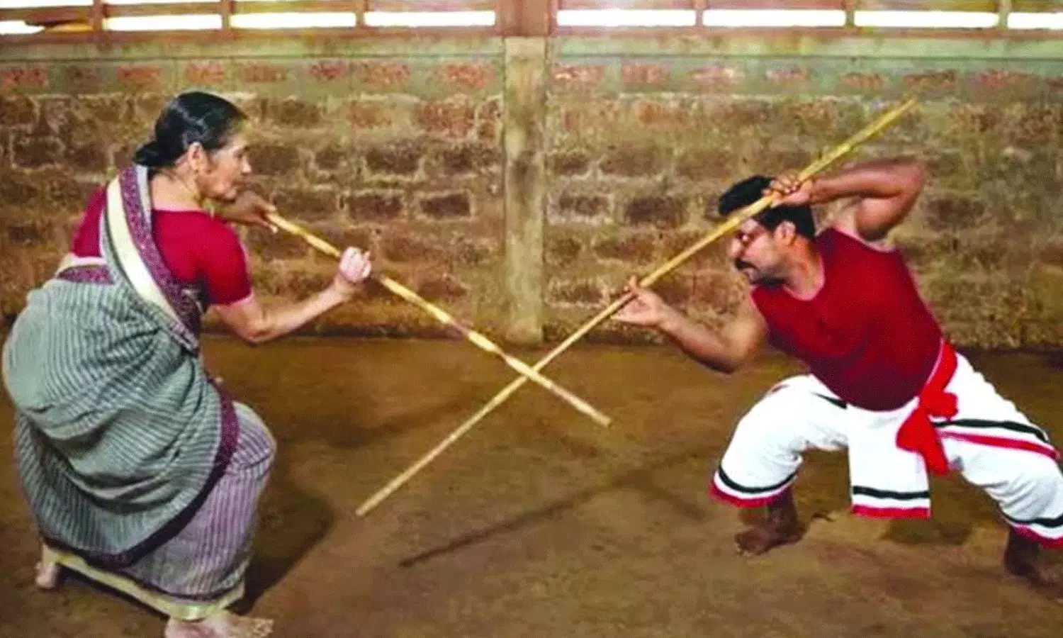 చీరకట్టులో కలరిపయట్టు.. పాఠాలు బోధిస్తున్న 80 ఏళ్ల బామ్మ..