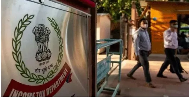 IT RAIDS: కలకలం రేపుతున్న ఐటీ సోదాలు IT RAIDS: కలకలం రేపుతున్న ఐటీ సోదాలు
