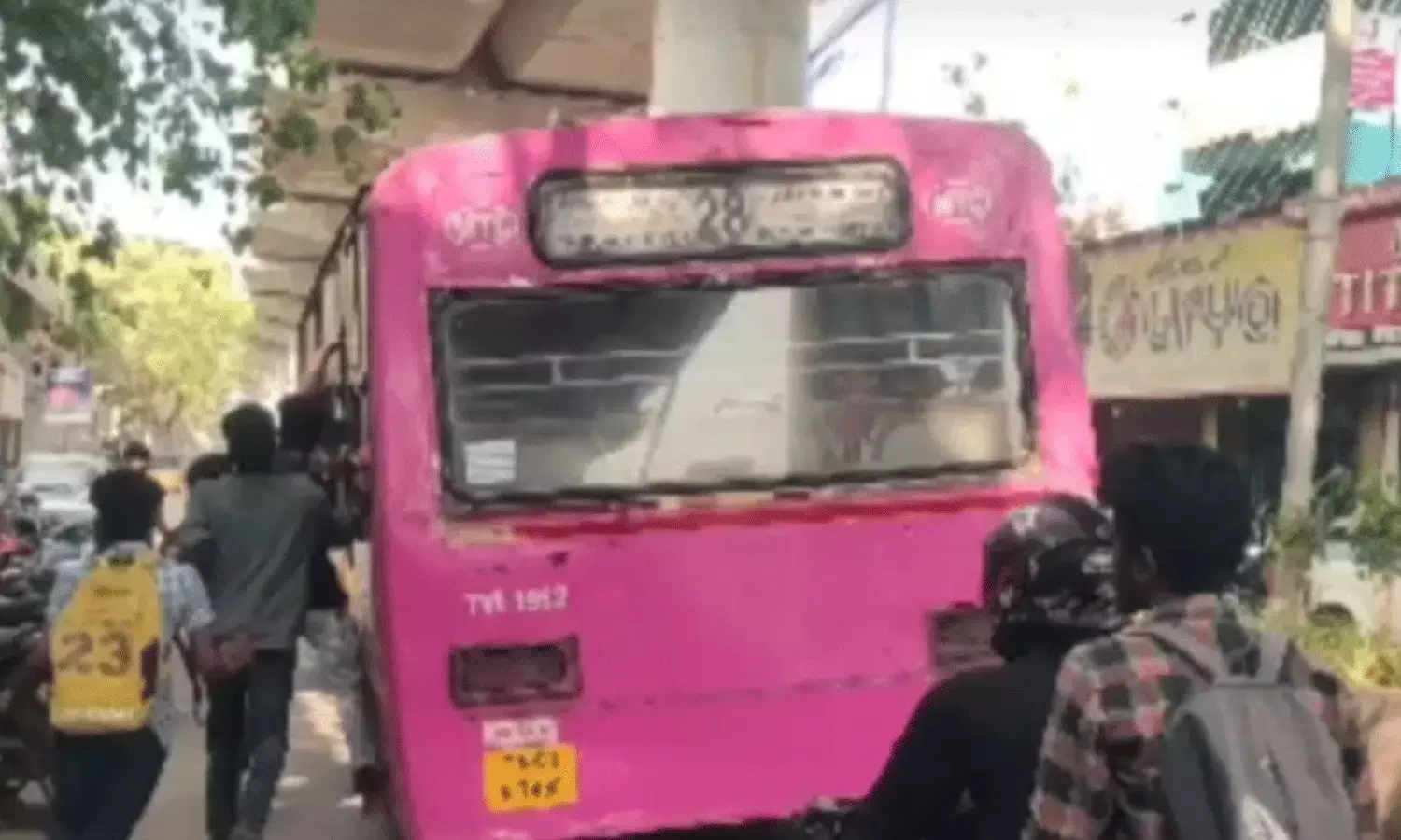 ఆమెను ఆంటీ అని పిలిచాడు.. అంతే అడ్డంగా బుక్కయ్యాడు..