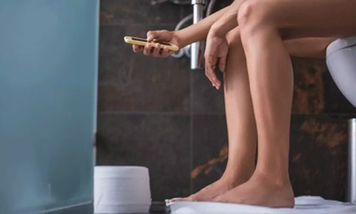 టాయిలెట్‌లో కూడా ఫోన్ వాడకం.. కోరి అనారోగ్యాన్ని తెచ్చుకున్నట్లే..