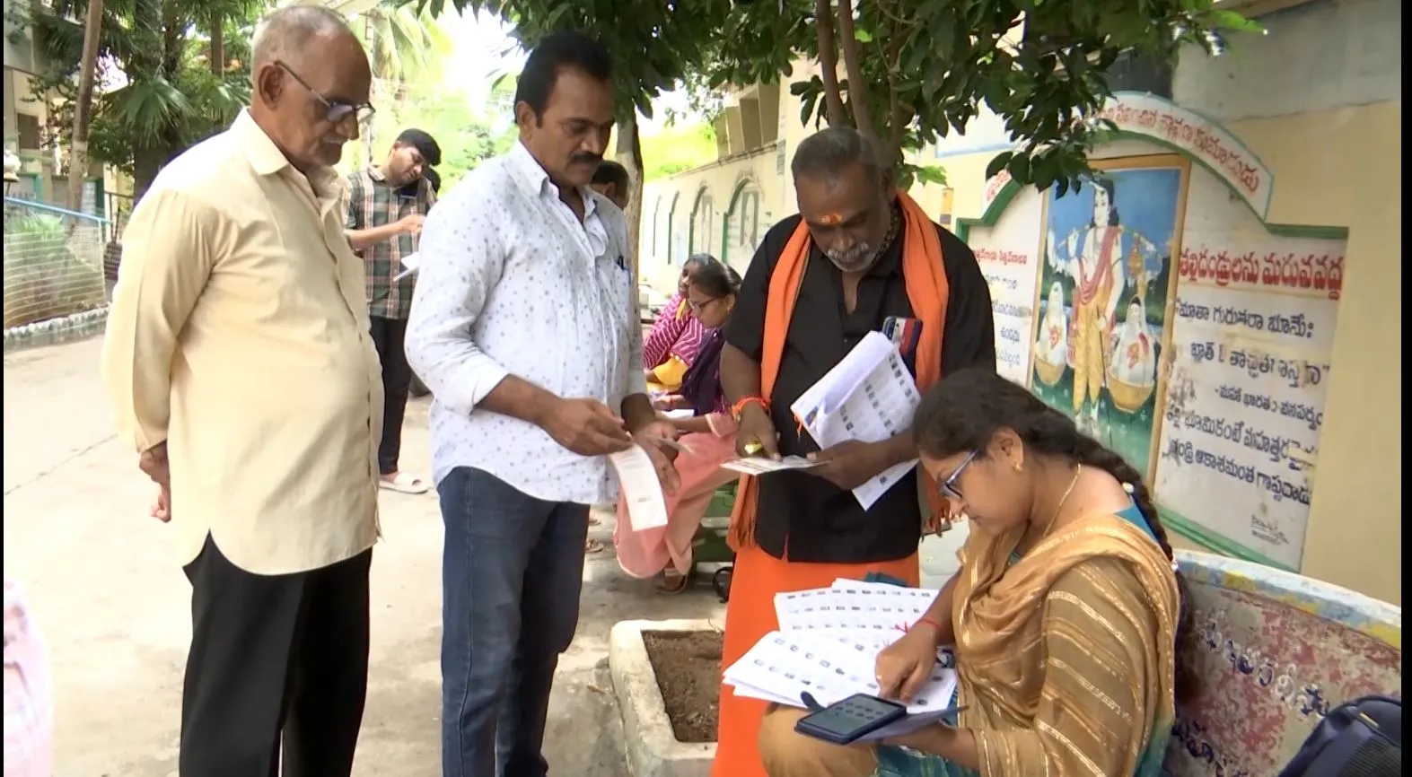 AP: తూతూమంత్రంగా ఓటరు జాబితా సవరణ AP: తూతూమంత్రంగా ఓటరు జాబితా సవరణ