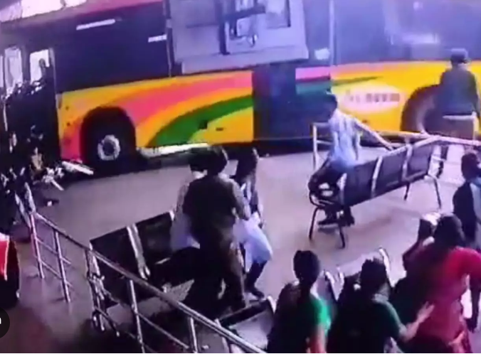 APSRTC: బస్సు ప్రమాద ఘటనలో ఇద్దరు సస్పెండ్‌