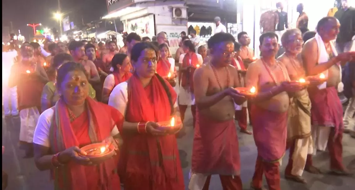 FEST: వైభవంగా పైడితల్లి అమ్మవారి కలశ జ్యోతుల ఊరేగింపు FEST: వైభవంగా పైడితల్లి అమ్మవారి కలశ జ్యోతుల ఊరేగింపు