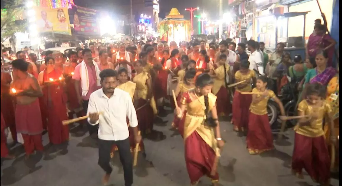 FEST: వైభవంగా పైడితల్లి అమ్మవారి కలశ జ్యోతుల ఊరేగింపు FEST: వైభవంగా పైడితల్లి అమ్మవారి కలశ జ్యోతుల ఊరేగింపు