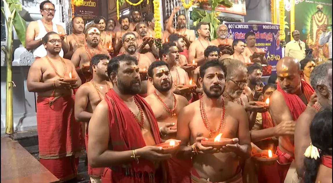 FEST: వైభవంగా పైడితల్లి అమ్మవారి కలశ జ్యోతుల ఊరేగింపు FEST: వైభవంగా పైడితల్లి అమ్మవారి కలశ జ్యోతుల ఊరేగింపు