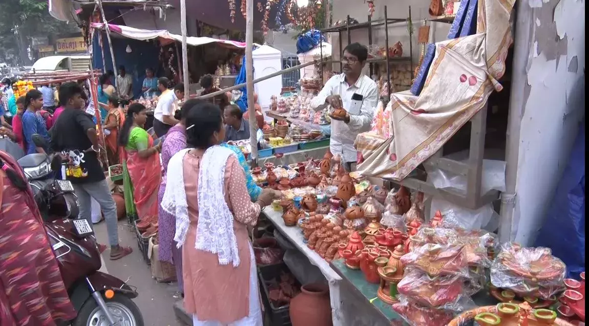 DIWALI: తెలుగు రాష్ట్రాల్లో దీపావళి సందడి DIWALI: తెలుగు రాష్ట్రాల్లో దీపావళి సందడి