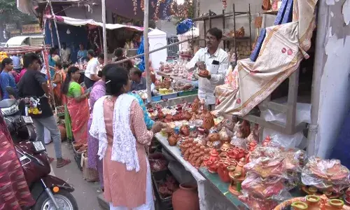 DIWALI: తెలుగు రాష్ట్రాల్లో దీపావళి సందడి DIWALI: తెలుగు రాష్ట్రాల్లో దీపావళి సందడి