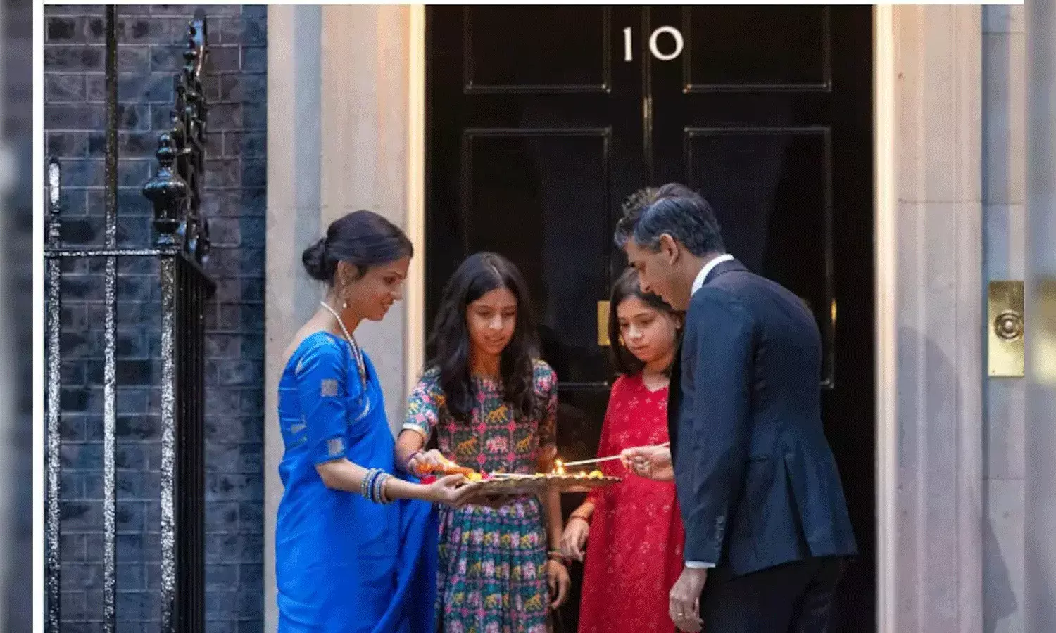 UK ప్రధాని ఇంట దీపావళి సంబరాలు.. సంప్రదాయ దుస్తుల్లో అక్షత UK ప్రధాని ఇంట దీపావళి సంబరాలు.. సంప్రదాయ దుస్తుల్లో అక్షత