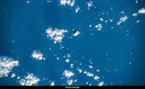 Astronauts: అంతరిక్షం నుంచి కిందపడిన టూల్‌కిట్ బ్యాగ్