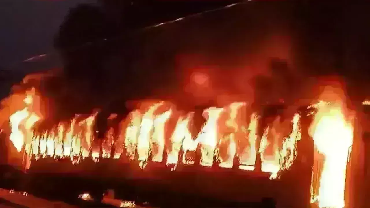 Train on Fire : న్యూఢిల్లీ-దర్భంగా సూపర్ఫాస్ట్ ఎక్స్ప్రెస్లో మంటలు Train on Fire : న్యూఢిల్లీ-దర్భంగా సూపర్ఫాస్ట్ ఎక్స్ప్రెస్లో మంటలు