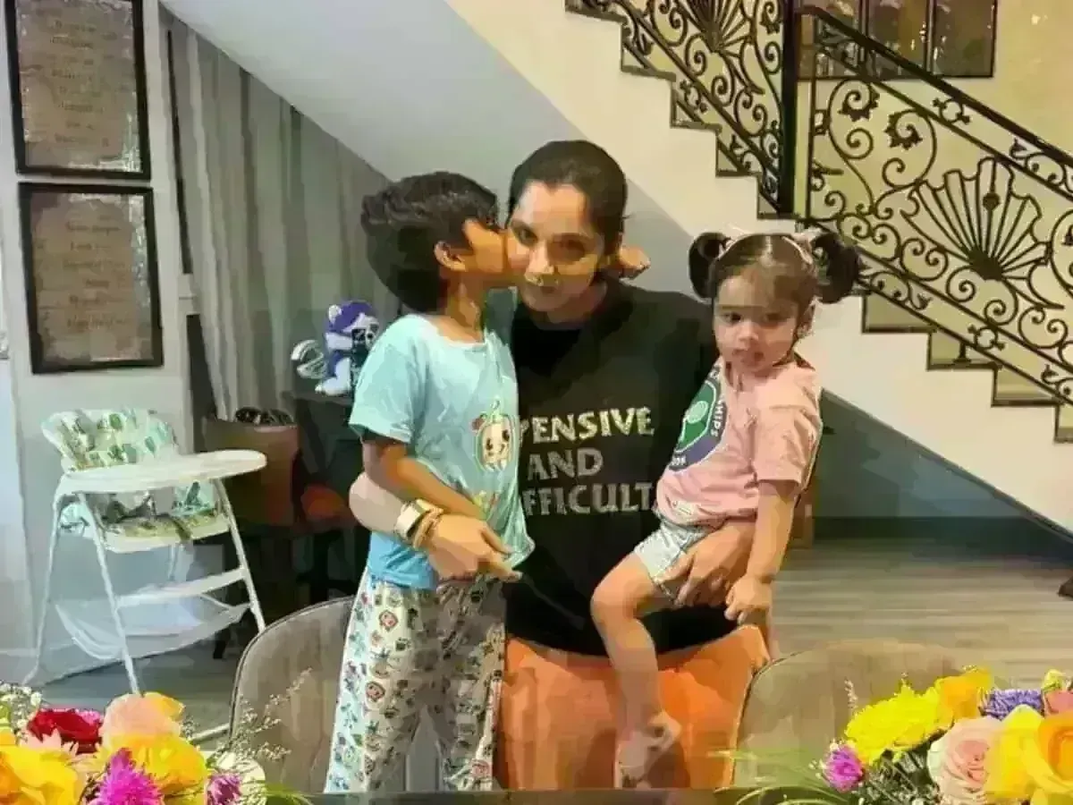 Sania Mirza Bday : దుబాయ్ లో ఘనంగా మాజీ టెన్నిస్ దిగ్గజం బర్త్ డే సెలబ్రేషన్స్ Sania Mirza Bday : దుబాయ్ లో ఘనంగా మాజీ టెన్నిస్ దిగ్గజం బర్త్ డే సెలబ్రేషన్స్