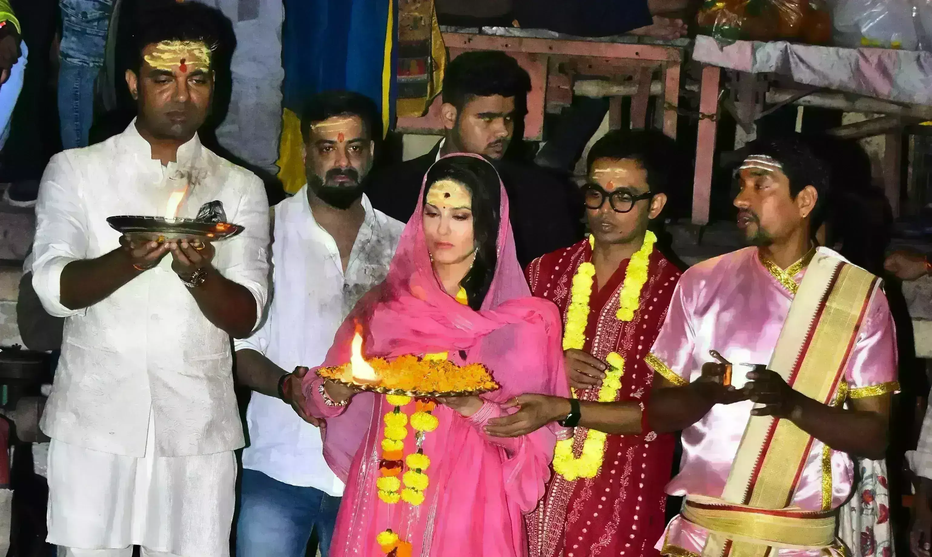 Aarti in Varanasi : సంప్రదాయ వస్త్రాల్లో గంగా హారతి చేసిన సన్నీ లియోన్ Aarti in Varanasi : సంప్రదాయ వస్త్రాల్లో గంగా హారతి చేసిన సన్నీ లియోన్