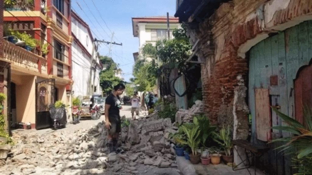 Earthquake : దక్షిణ ఫిలిప్పీన్స్లో భారీ భూకంపం Earthquake : దక్షిణ ఫిలిప్పీన్స్లో భారీ భూకంపం