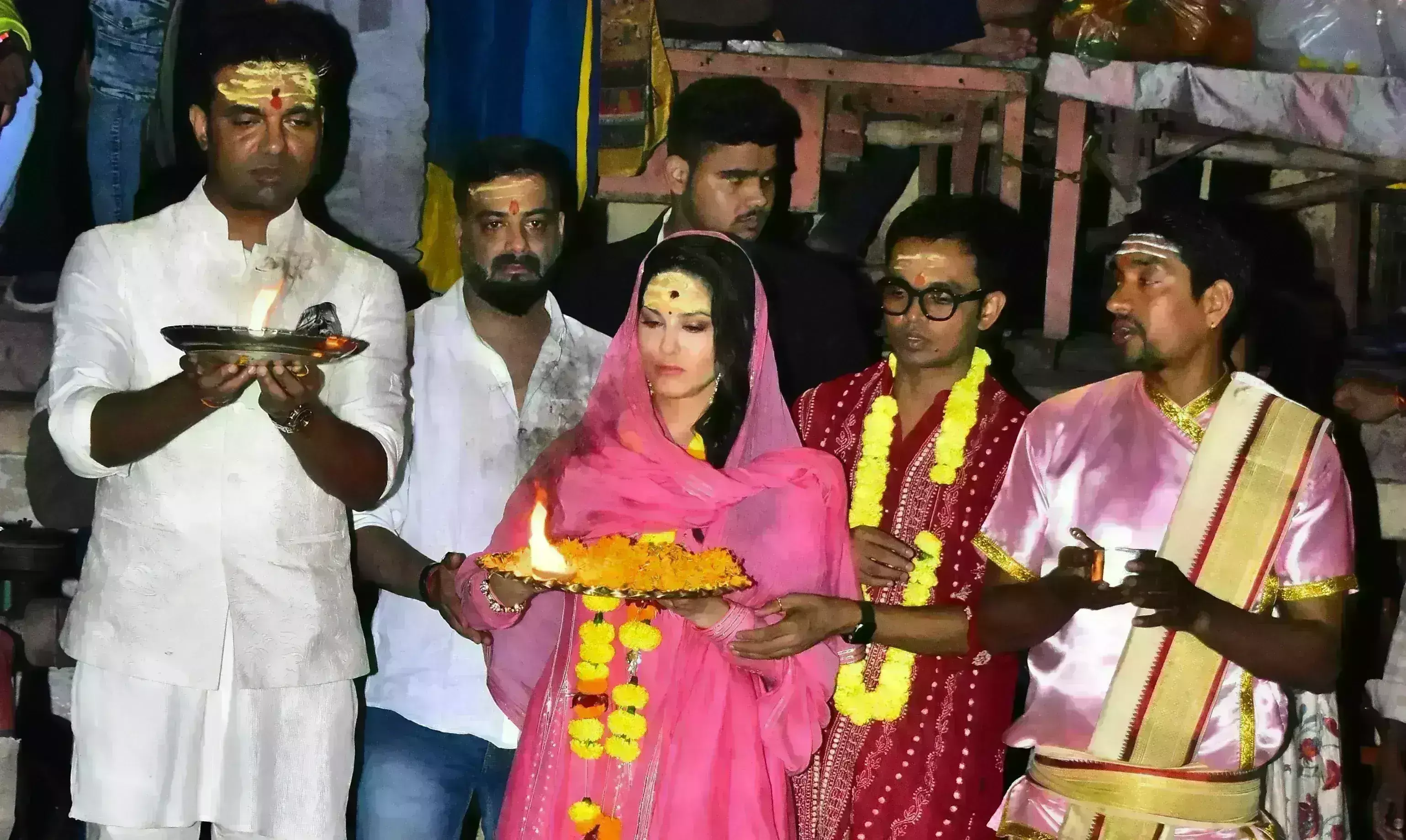 Aarti in Varanasi : సంప్రదాయ వస్త్రాల్లో గంగా హారతి చేసిన సన్నీ లియోన్