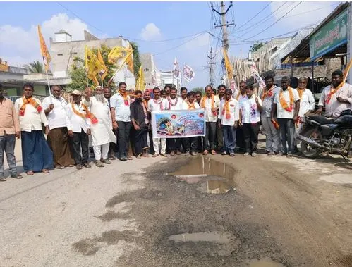 AP: ఆంధ్రప్రదేశ్లో గుంతల రాజ్యం AP: ఆంధ్రప్రదేశ్లో గుంతల రాజ్యం