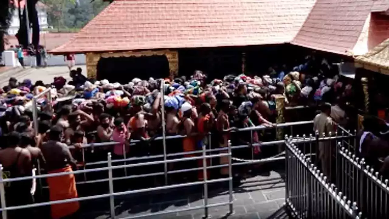 Sabarimala: అయ్యప్పస్వామిని దర్శించుకునేందుకు పొటెత్తిన భక్తులు.. Sabarimala: అయ్యప్పస్వామిని దర్శించుకునేందుకు పొటెత్తిన భక్తులు..