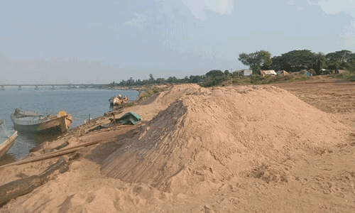 East Godavar : గోదావరి తీరంలో రెచ్చిపోతున్న ఇసుకాసురులు East Godavar : గోదావరి తీరంలో రెచ్చిపోతున్న ఇసుకాసురులు