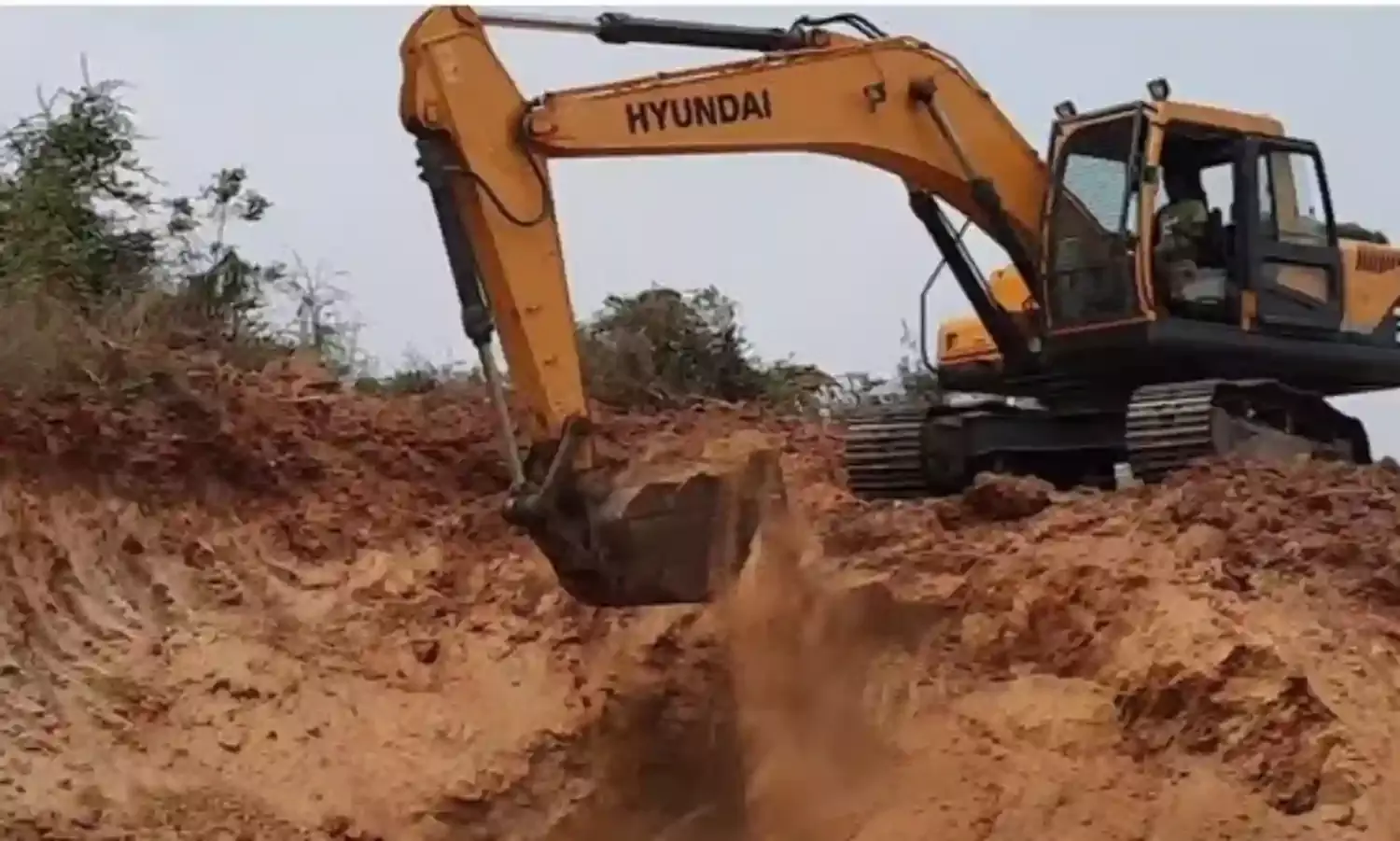 Hill Illegal Excavations: రెచ్చిపోతున్న మట్టి మాఫియా Hill Illegal Excavations: రెచ్చిపోతున్న మట్టి మాఫియా