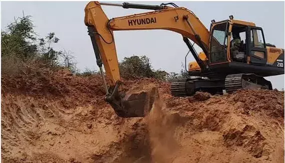 Hill Illegal Excavations: రెచ్చిపోతున్న మట్టి మాఫియా