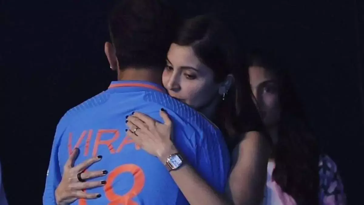 World Cup 2023 Final : విరాట్ కోహ్లీని ఓదార్చిన అనుష్క World Cup 2023 Final : విరాట్ కోహ్లీని ఓదార్చిన అనుష్క