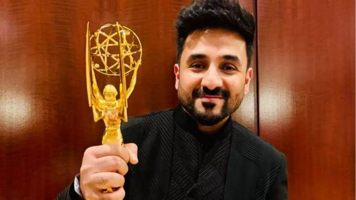 Emmy Awards: అవార్డ్ తో ఇండియన్ స్టాండ్ అప్ కమెడియన్ Emmy Awards: అవార్డ్ తో ఇండియన్ స్టాండ్ అప్ కమెడియన్