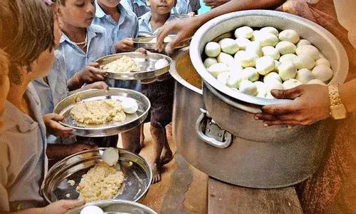 తన కూతురికి టీచర్ బలవంతంగా గుడ్డు తినిపించిందని తండ్రి ఫిర్యాదు.. స్పందించిన ప్రభుత్వం తన కూతురికి టీచర్ బలవంతంగా గుడ్డు తినిపించిందని తండ్రి ఫిర్యాదు.. స్పందించిన ప్రభుత్వం