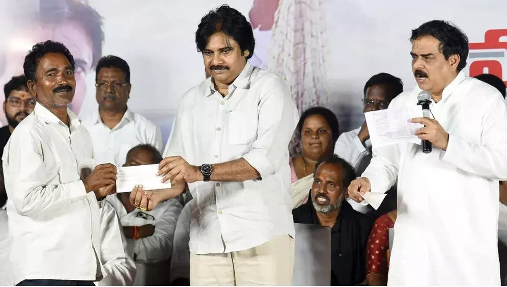 PAWAN: జగన్‌కు ఉన్న రాజ భవనాలు సరిపోవా..?