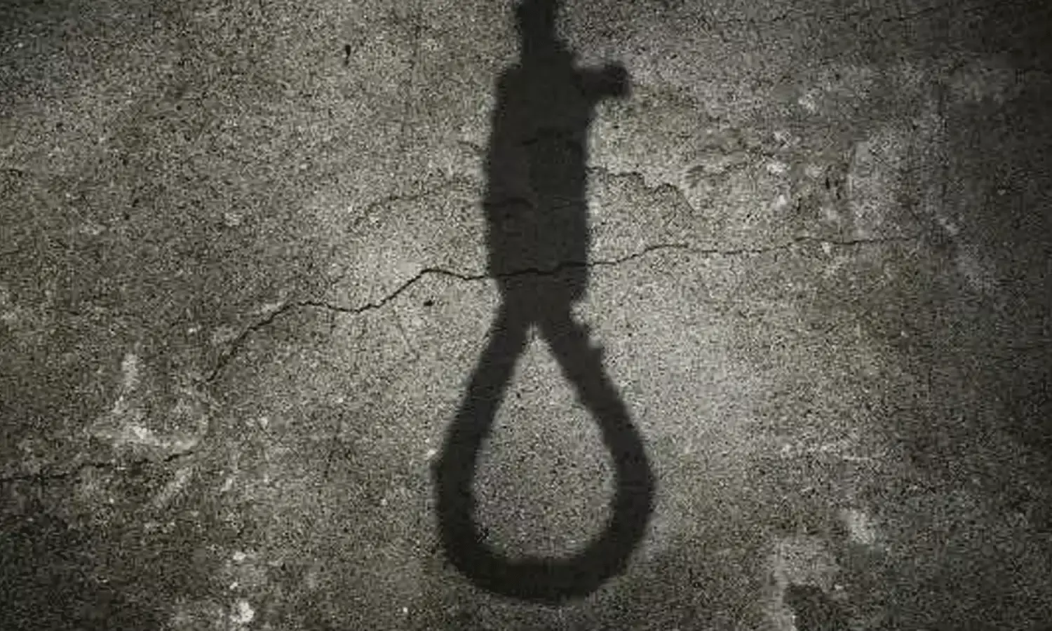 అప్పులు తీర్చలేక ముగ్గురు పిల్లలతో సహా దంపతులు ఆత్మహత్య.. అప్పులు తీర్చలేక ముగ్గురు పిల్లలతో సహా దంపతులు ఆత్మహత్య..