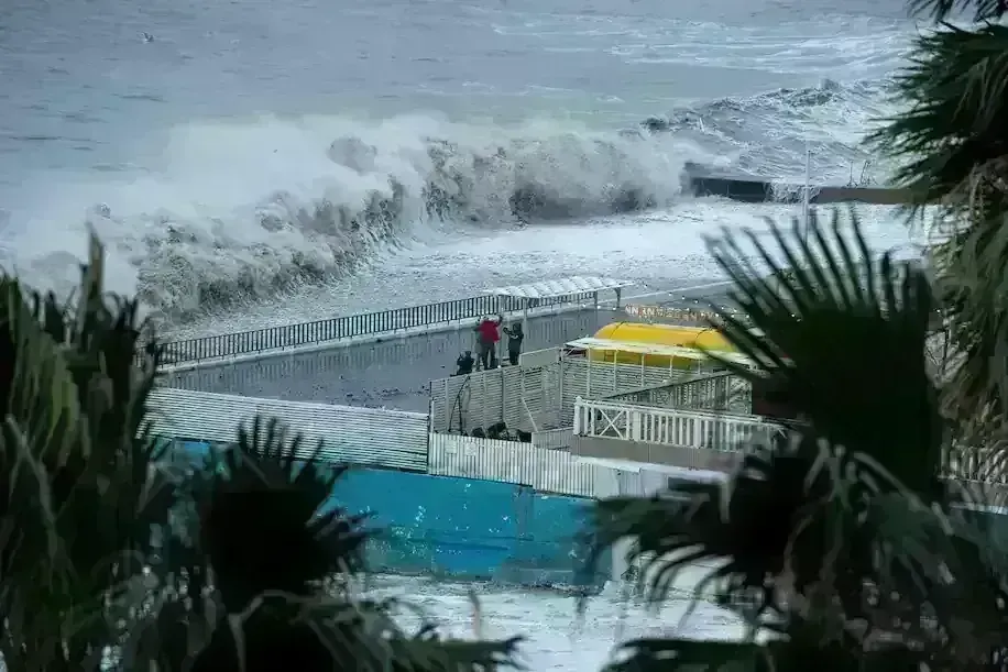 Sea storm: రష్యా ఆక్రమిత క్రిమియా ప్రాంతంపై తుపాను పంజా... Sea storm: రష్యా ఆక్రమిత క్రిమియా ప్రాంతంపై తుపాను పంజా...
