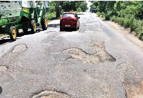 AP ROADS: చుక్కలు చూపిస్తున్న ఏపీ రోడ్లు AP ROADS: చుక్కలు చూపిస్తున్న ఏపీ రోడ్లు