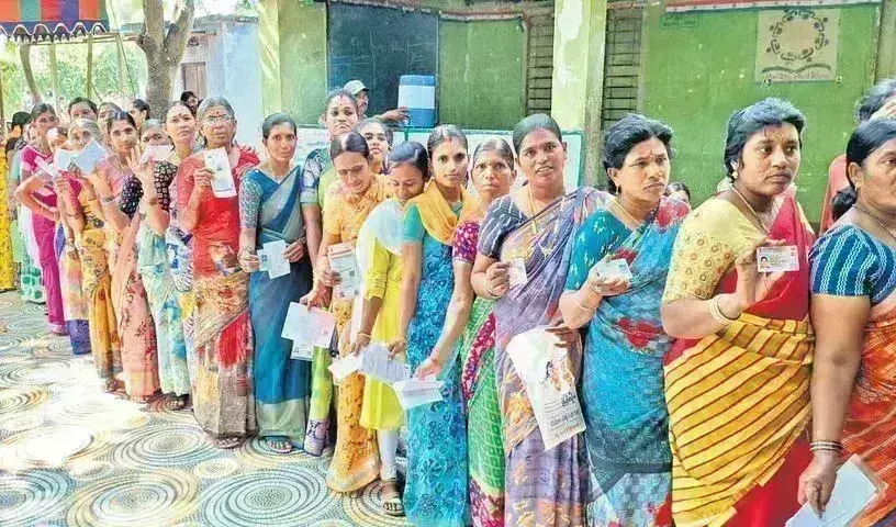 Telangana Elections: ఉత్సాహంగా పోలింగ్లో పాల్గొన్న పల్లె ఓటర్లు Telangana Elections: ఉత్సాహంగా పోలింగ్లో పాల్గొన్న పల్లె ఓటర్లు