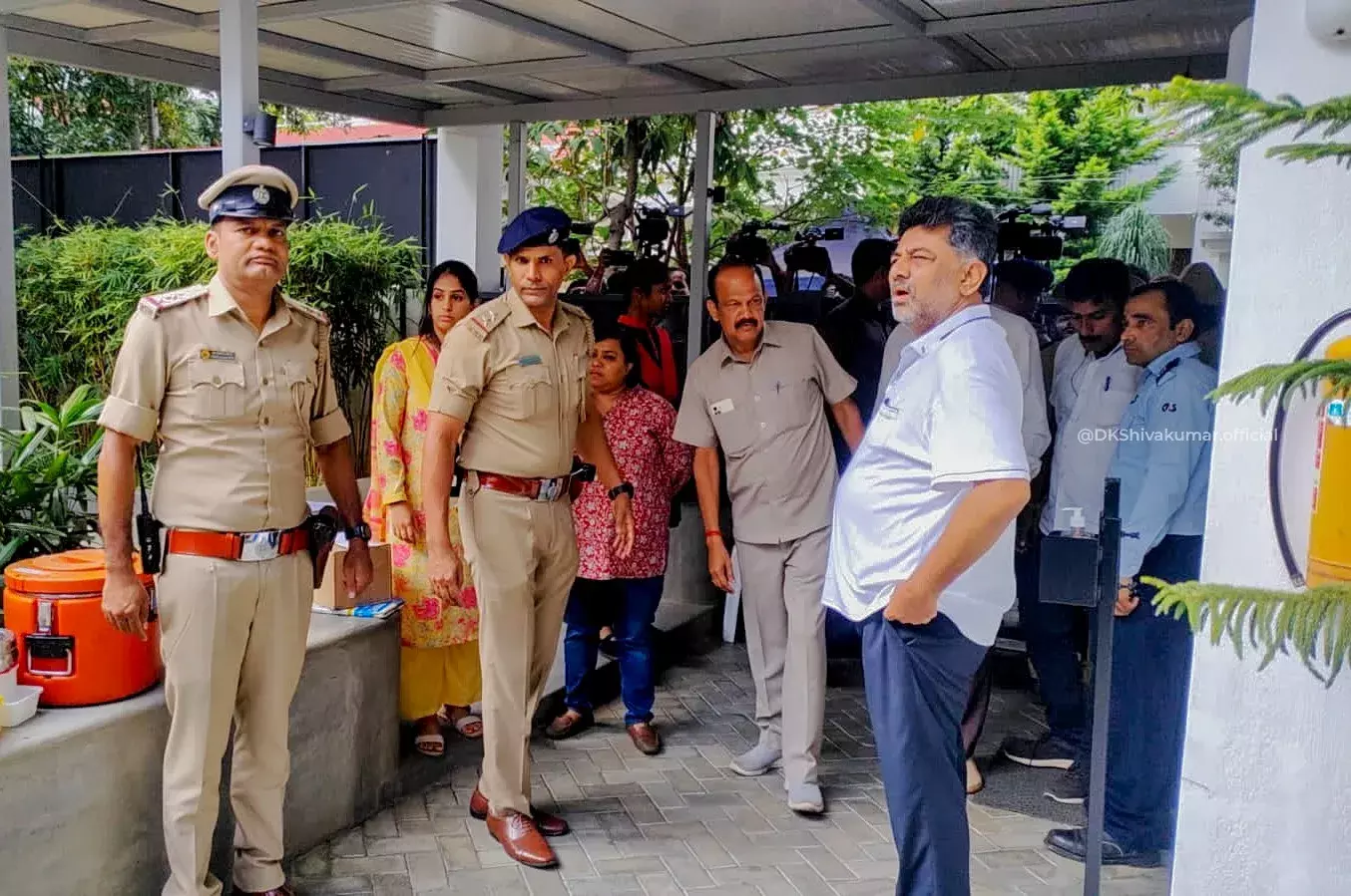 Bengaluru : బెంగళూరులో 15 స్కూళ్లకు బాంబు బెదిరింపు మెయిల్స్.. Bengaluru : బెంగళూరులో 15 స్కూళ్లకు బాంబు బెదిరింపు మెయిల్స్..